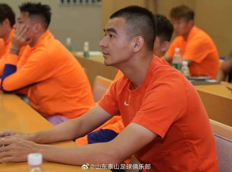 中超|新规则已经上线，泰山球员集中学习避免犯错