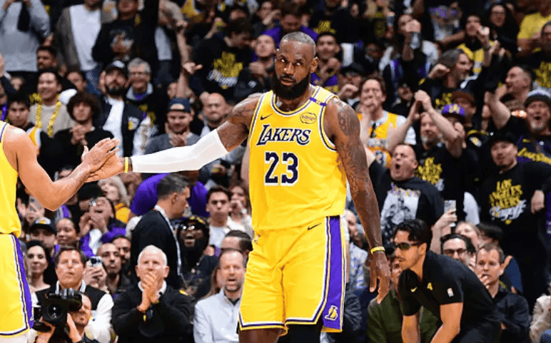 曝詹姆斯寻求续约遭湖人拒绝 高管:他想要效仿科比进行退役巡演