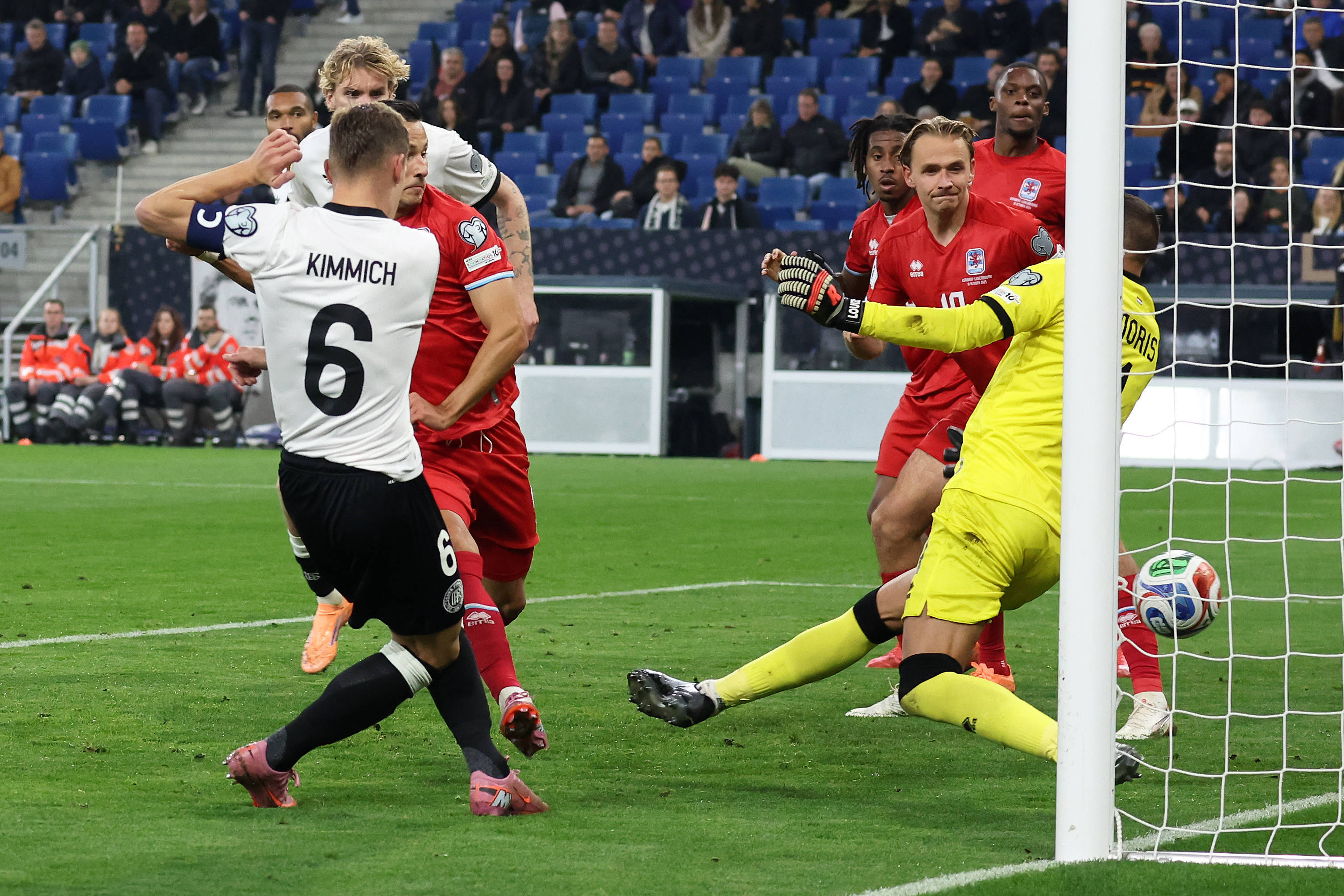 （体育）足球——世界杯预选赛：德国胜卢森堡